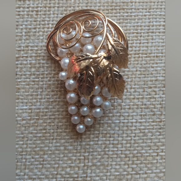 Hobe VTG Signed Gold Tone Faux Pearl Grape Cluster Brooch + Earrings Set - Picture 6 of 13